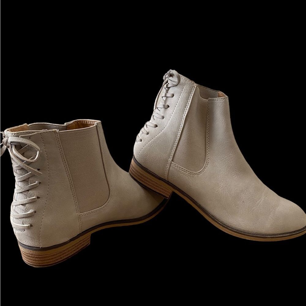 Women’s taupe slip on ankle boots vegan suede lace up back EUC size 7 - Picture 2 of 13
